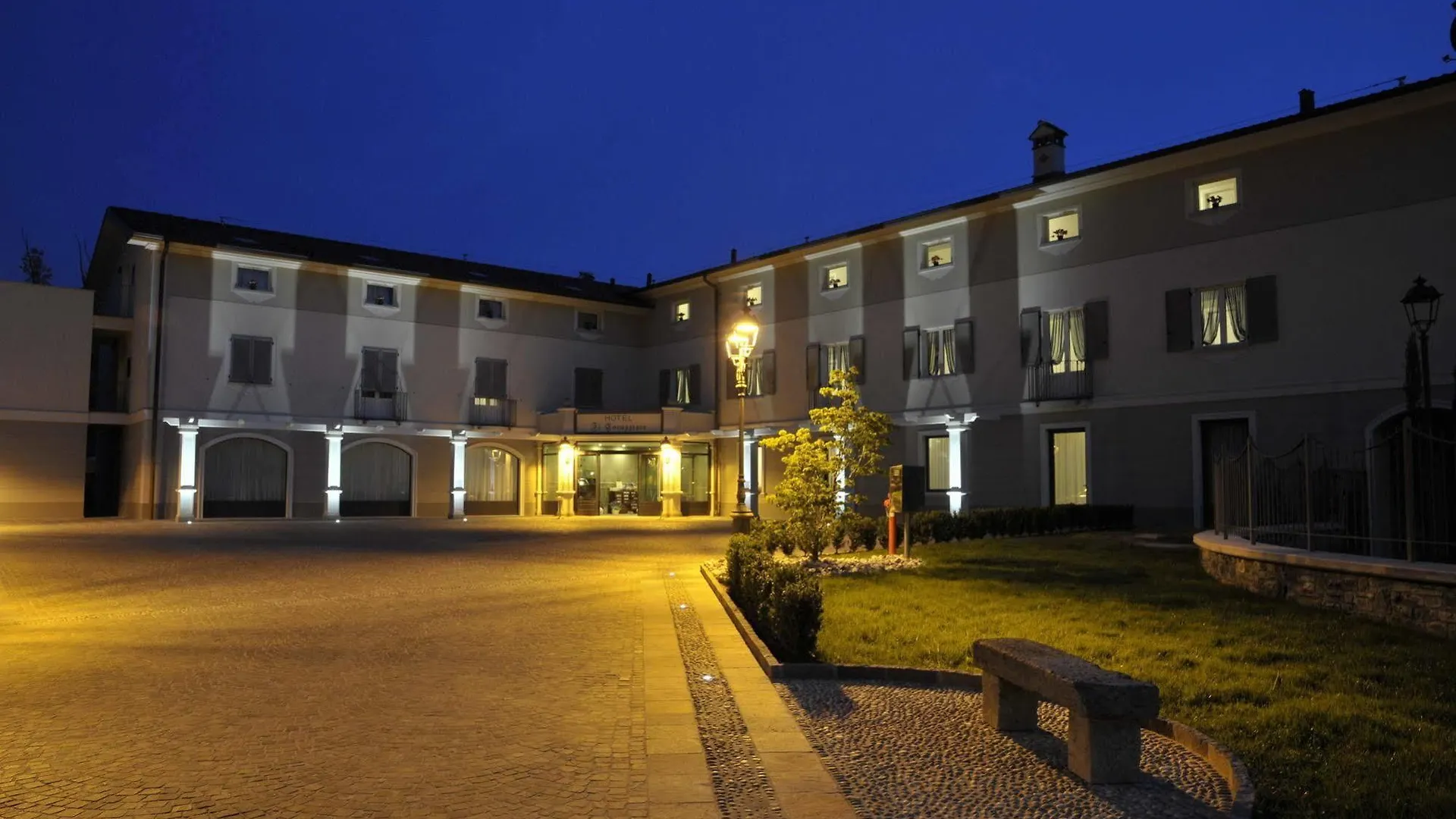 Hotel Il Corazziere Merone 4*,  Italy